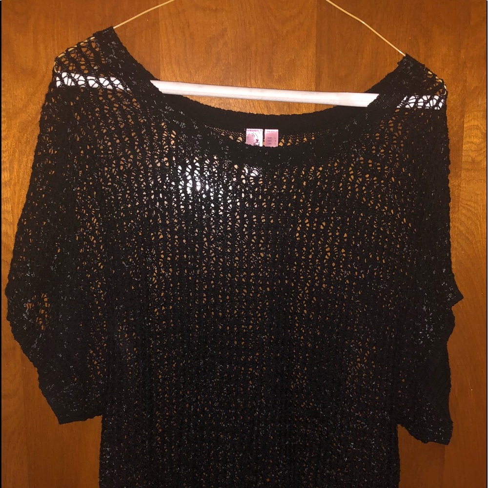 Black knitted short sleeve blouse.